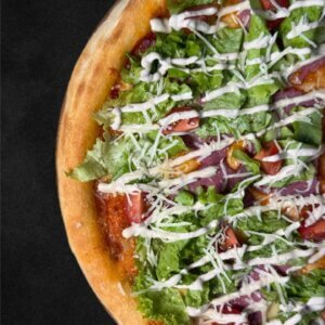 Пицца с копченой говядиной и соусом цезарь